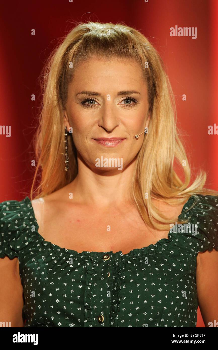 Moderatorin Stefanie Hertel GER - Aufzeichnung MDR Show Stefanie Hertel - Meine Stadthalle aus der Stadthalle a Zwickau - Fotografiert am 07.09.2016 - Sendetermin 10.09.2016 *** presentatore Stefanie Hertel GER Recording MDR Show Stefanie Hertel Meine Stadthalle a Zwickau fotografato il 07 09 2016 Data di trasmissione 10 09 2016 Pressebuero Schroedter Foto Stock