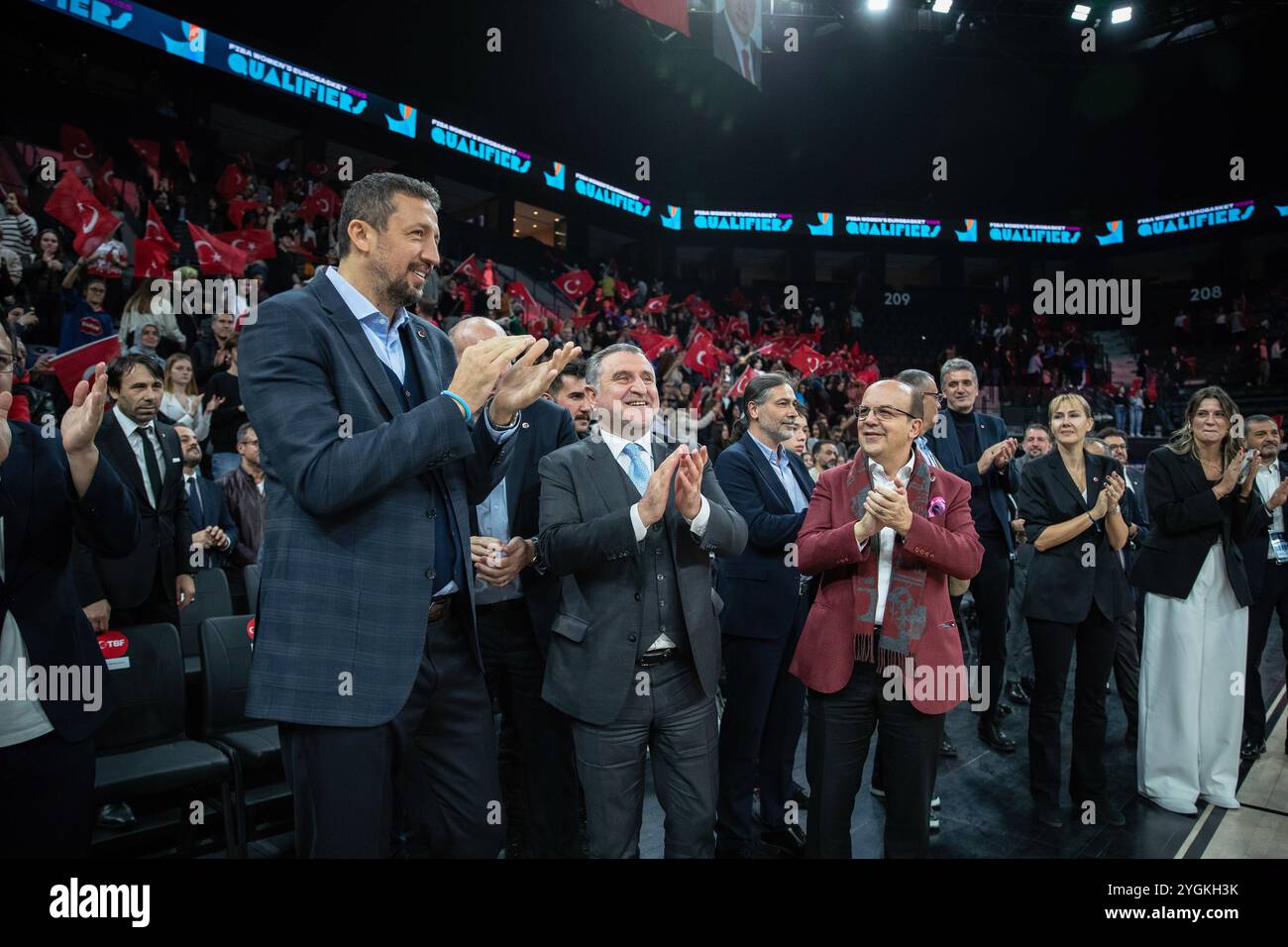 Istanbul, Turchia. 7 novembre 2024. Il ministro turco della gioventù e dello sport Osman Askin Bak (C) e il presidente della Federazione turca di pallacanestro (TBF) Hidayet Turkoglu (L) applaudono mentre i giocatori di Turkiye celebrano la loro vittoria durante la partita di qualificazione del gruppo F del Campionato europeo di pallacanestro femminile FIBA 2025 tra Turkiye e Romania al Centro di sviluppo del pallacanestro. Punteggio finale: Turkiye 101:54 Romania (foto di Onur Dogman/SOPA Images/Sipa USA) credito: SIPA USA/Alamy Live News Foto Stock