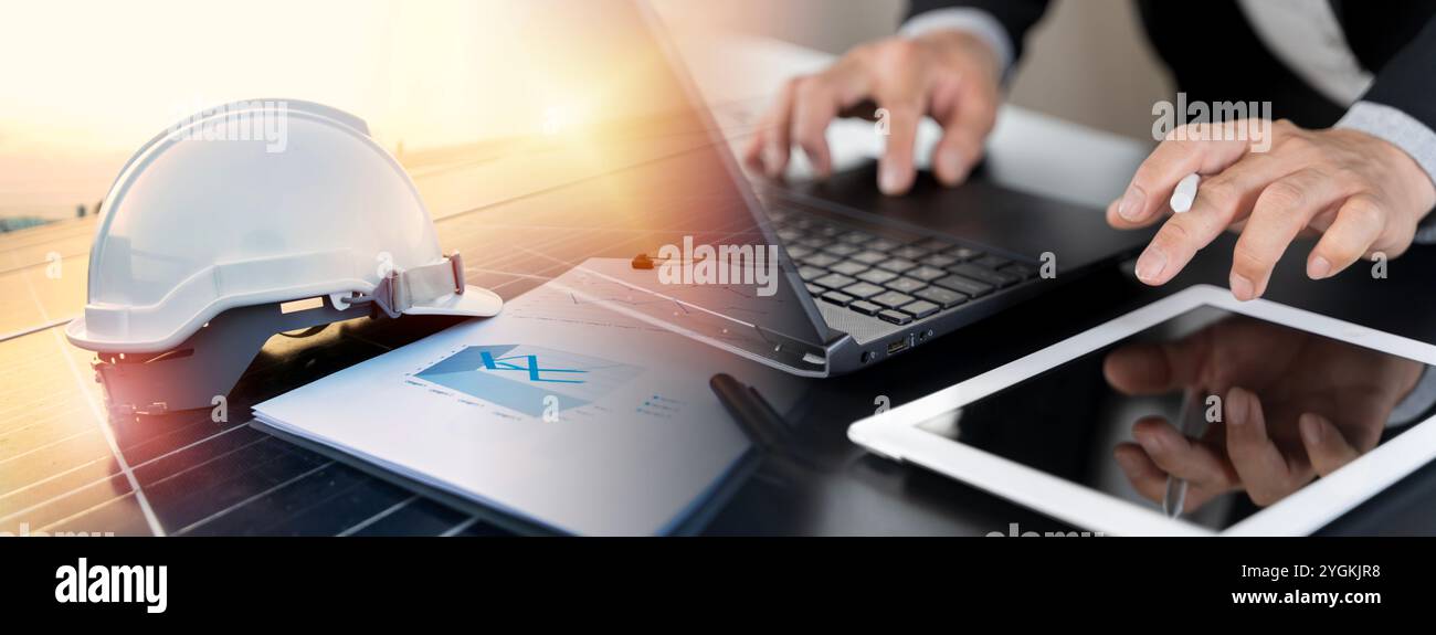 Ingegneri professionisti in un ufficio che lavorano con pannelli solari per l'energia alternativa sostenibile e la consapevolezza ambientale. Doppia esposizione di lavoro Foto Stock
