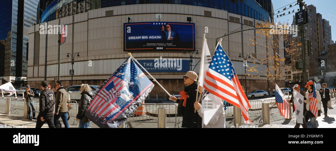 Sostenitori di Trump con bandiere statunitensi fuori dal Madison Square Garden a New York USA 27 ottobre 2024 Foto Stock