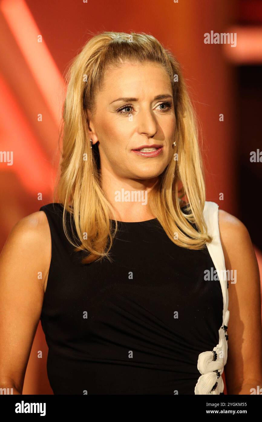 Moderatorin Stefanie Hertel GER - Aufzeichnung MDR Show Stefanie Hertel - Meine Stadthalle aus der Stadthalle a Zwickau - Fotografiert am 07.09.2016 - Sendetermin 10.09.2016 *** presentatore Stefanie Hertel GER Recording MDR Show Stefanie Hertel Meine Stadthalle a Zwickau fotografato il 07 09 2016 Data di trasmissione 10 09 2016 Pressebuero Schroedter Foto Stock