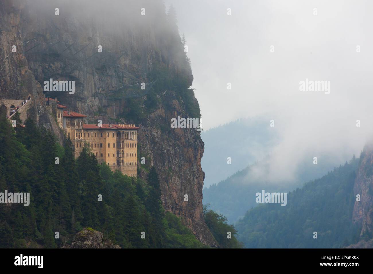 Monastero di Sumela, noto anche come Sumela Manastiri, con tumuli nebbiosi ricoperti di foresta. Visita la foto di sfondo della Turchia. Foto Stock