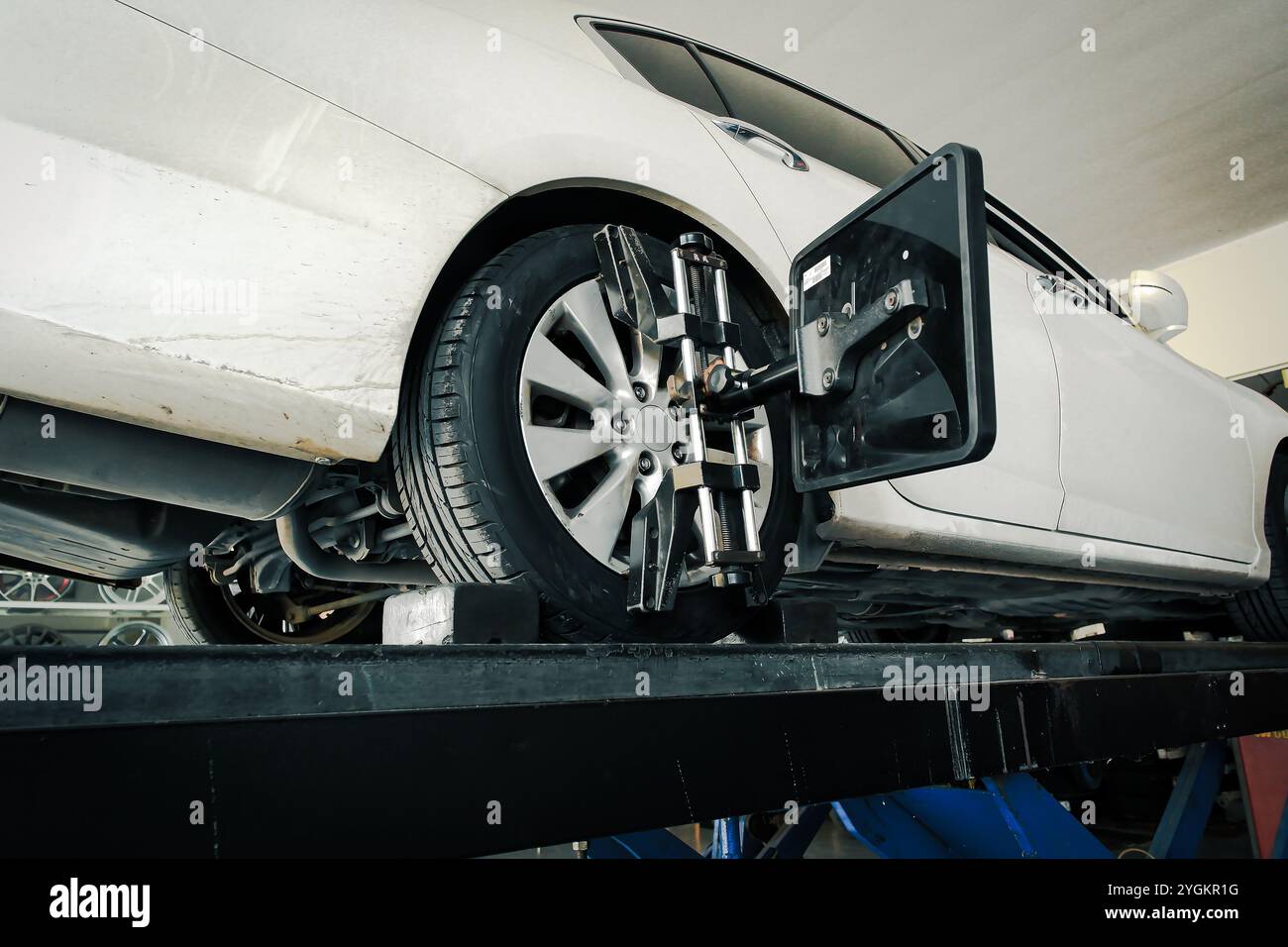 Allineamento delle ruote del veicolo con macchina di allineamento delle ruote standard in officina di riparazione auto , concetto di manutenzione auto Foto Stock