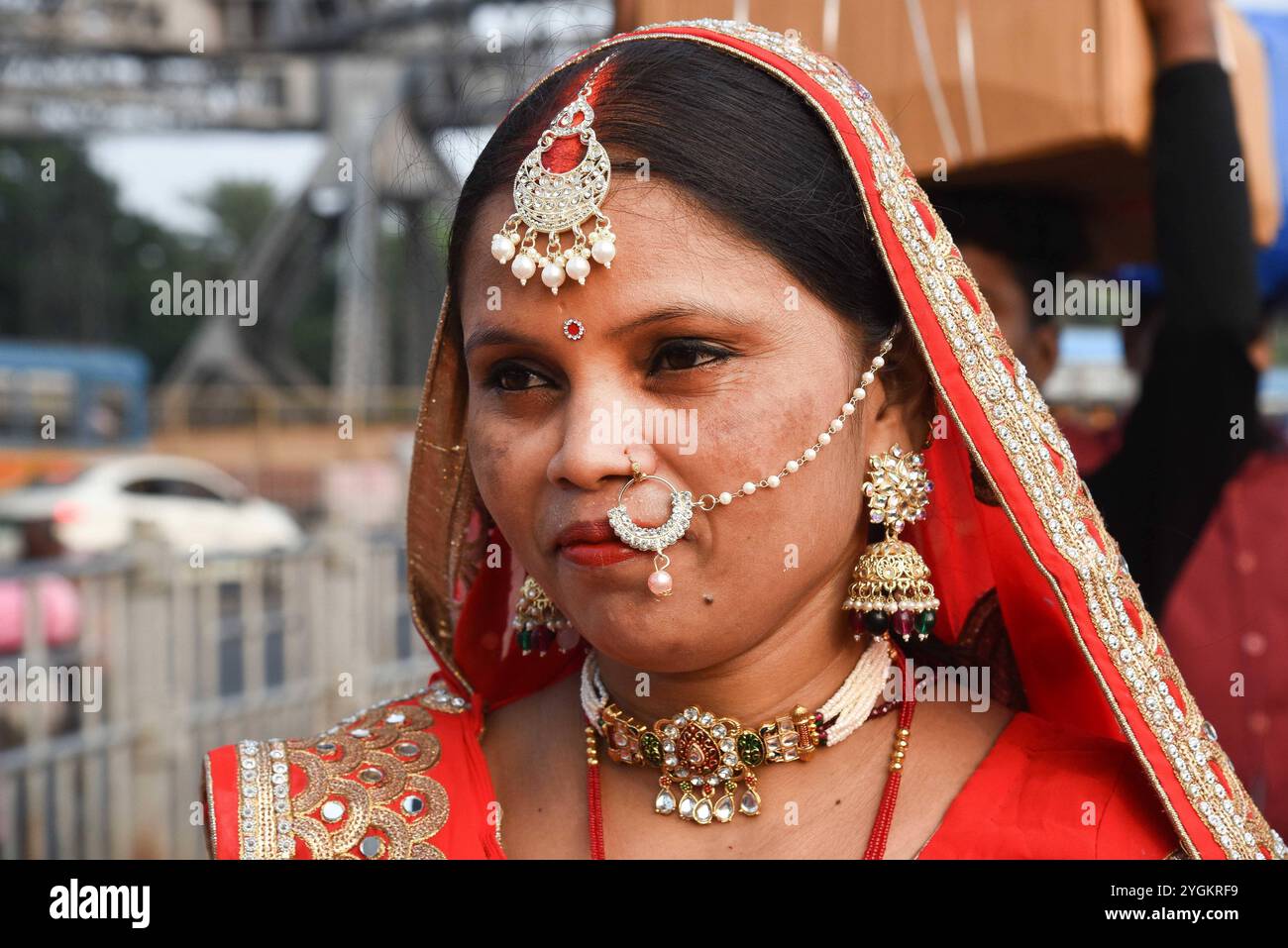 Celebrazione del Chhath Puja Festival in India Una donna indù che indossa un abito tradizionale arrivando al Ganga Ghat in occasione della celebrazione del festival Chhath Puja. Il 7,2024 novembre a Kolkata, India. Kolkata Bengala Occidentale India Copyright: XDipaxChakrabortyx Foto Stock