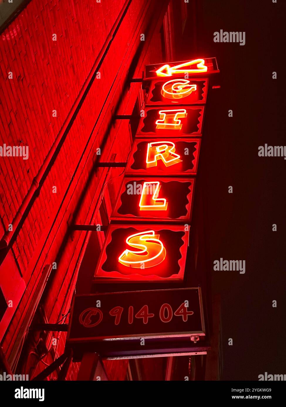 Un cartello al neon che pubblicizza "RAGAZZE" nella città tedesca di Kiel, in Germania - Immagine stock catturata con smartphone