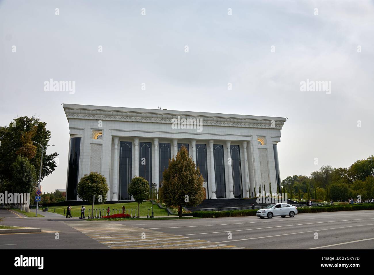 TASHKENT, UZBEKISTAN - 16 SETTEMBRE 2024: Il Palazzo dei Forum internazionali, situato in Piazza Amir Timur nel cuore di Tashkent, Uzbekistan, Foto Stock