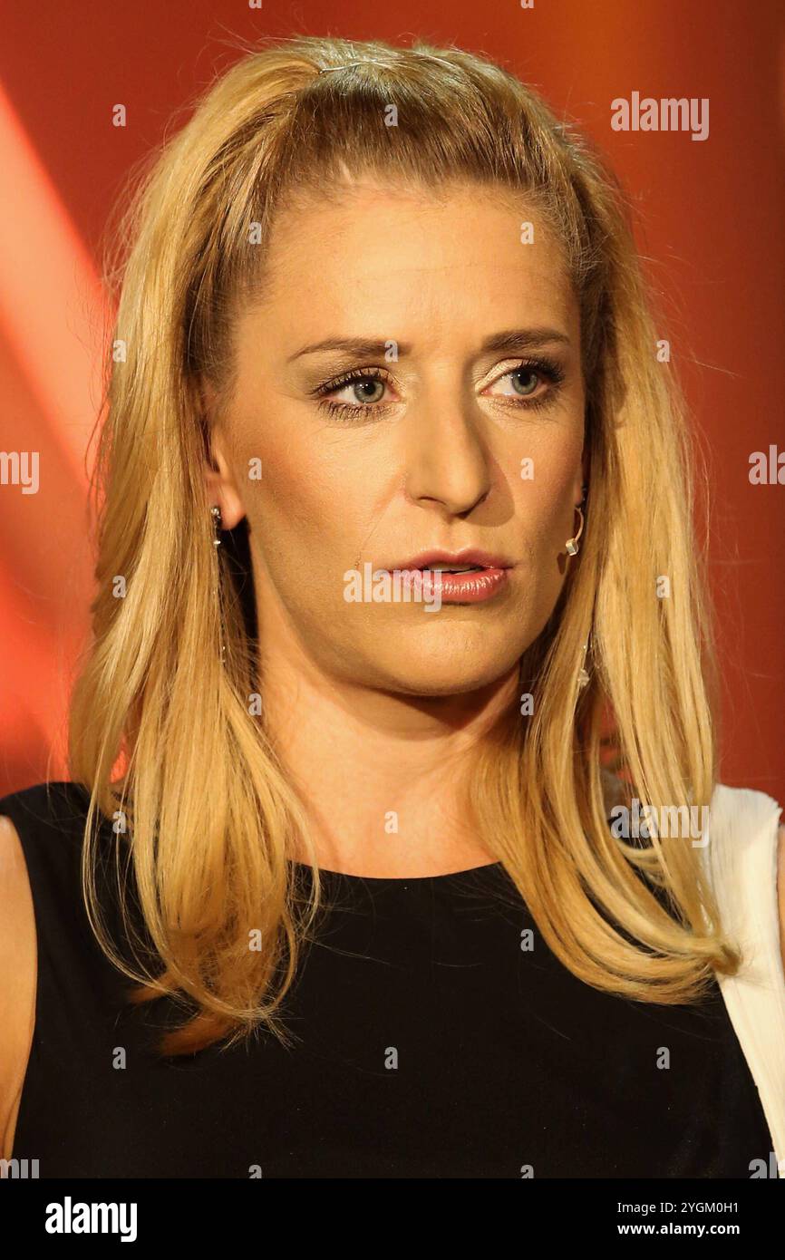 Moderatorin Stefanie Hertel GER - Aufzeichnung MDR Show Stefanie Hertel - Meine Stadthalle aus der Stadthalle a Zwickau - Fotografiert am 07.09.2016 - Sendetermin 10.09.2016 *** presentatore Stefanie Hertel GER Recording MDR Show Stefanie Hertel Meine Stadthalle a Zwickau fotografato il 07 09 2016 Data di trasmissione 10 09 2016 Pressebuero Schroedter Foto Stock