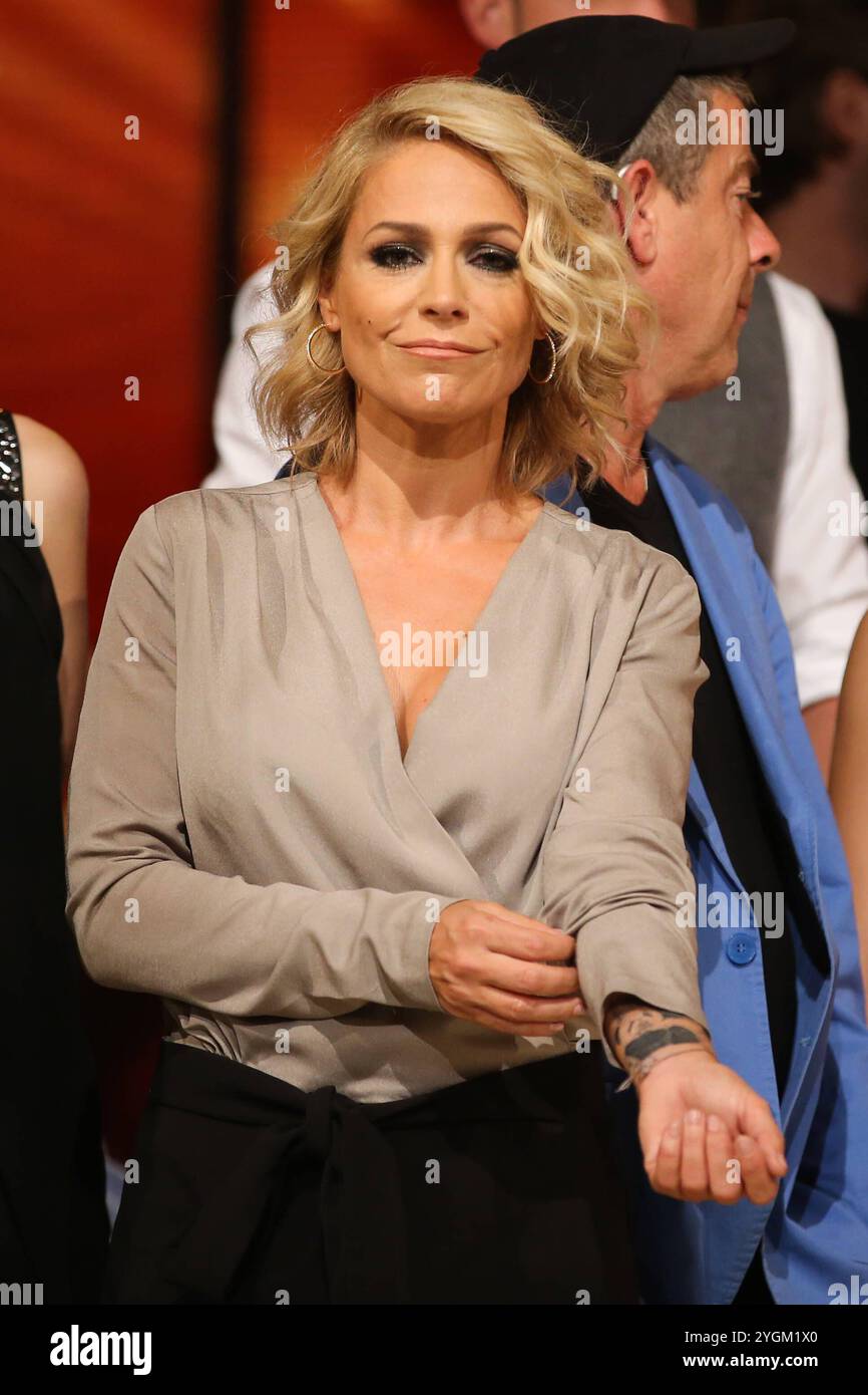 Saengerin Michelle buergerl.,Tanja Hewer,GER - Aufzeichnung MDR Show Stefanie Hertel - Meine Stadthalle aus der Stadthalle a Zwickau - Fotografiert am 07.09.2016 - Sendetermin 10.09.2016 *** cantante Michelle buergerl ,Tanja Hewer,GER Recording MDR Show Stefanie Hertel Meine Stadthalle aus der Stadthalle in Zwickau Photographed aus der Stadthalle in Schwickau 07 Data 09 07 07 09 2016 2016 Foto Stock