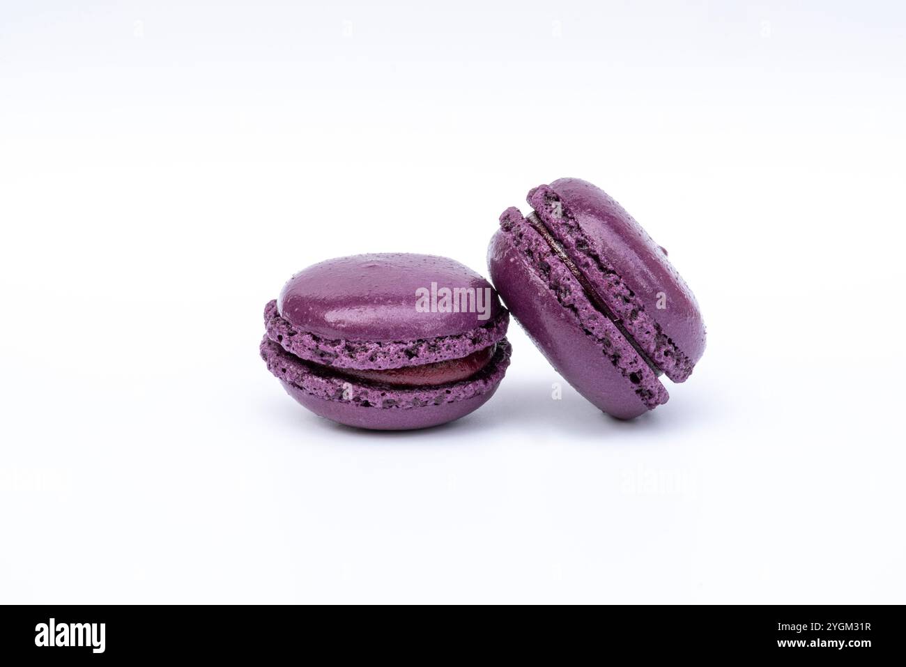 Primo piano del biscotto di macaroon al ribes nero Foto Stock