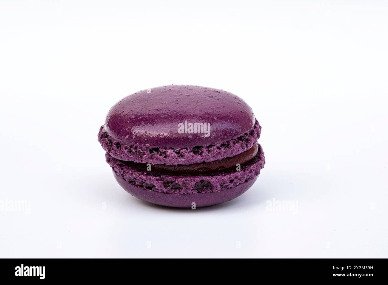 Primo piano del biscotto di macaroon al ribes nero Foto Stock