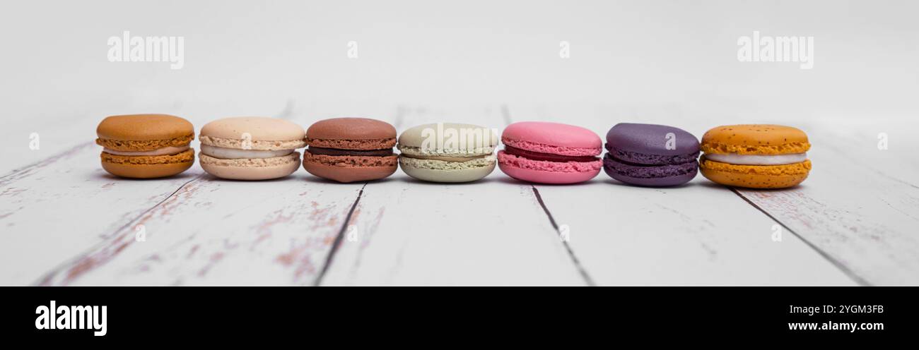 Primo piano di macaron colorati assortiti in diversi gusti Foto Stock