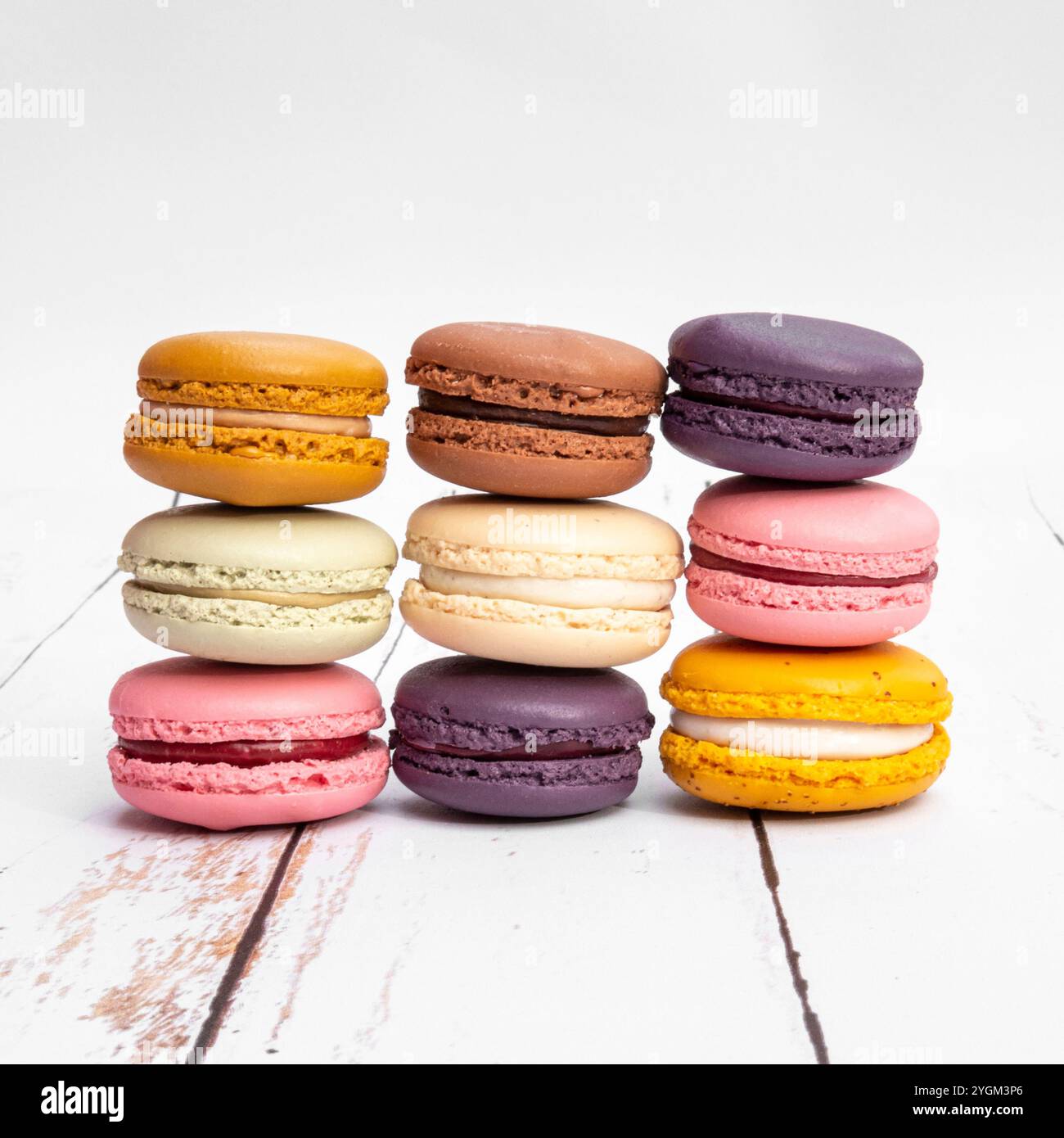Primo piano di macaron colorati assortiti in diversi gusti Foto Stock