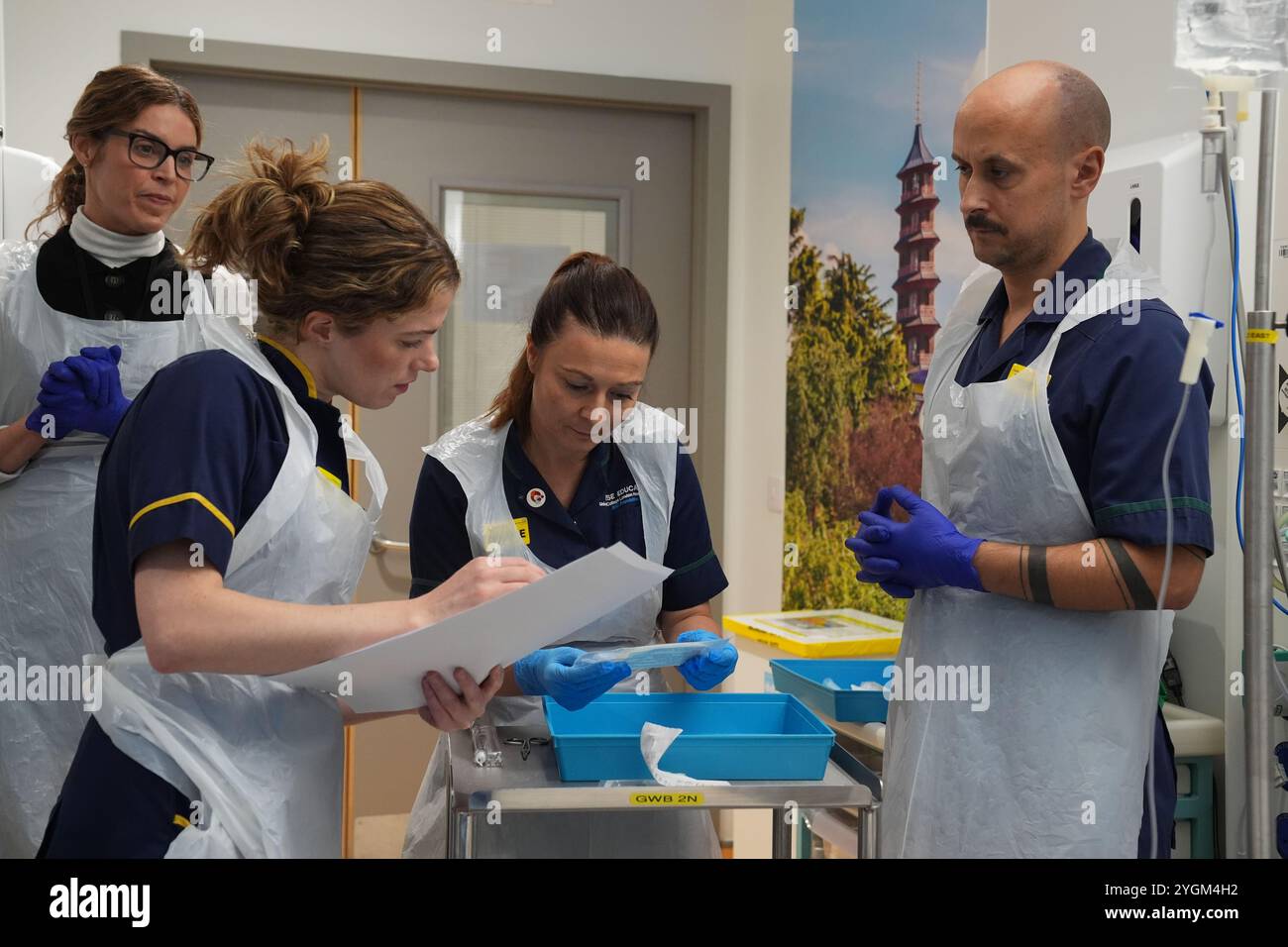 (Da sinistra a destra) Consulente UCLH Haematologist e ricercatrice UCL Cancer Institute Claire Roddie, Cell Therapy Research Suor Maia Collins, e Senior Clinical Practice Facilitators Nicole Prescott e Rob McDonnell si preparano a somministrare un trattamento di infusione T rivoluzionario per il lupus al paziente Katie Tinkler presso lo University College London Hospital di Londra. Tre pazienti nel Regno Unito hanno ricevuto un trattamento "rivoluzionario” per il lupus nel sistema sanitario nazionale, che gli esperti sperano possano eliminare la necessità di farmaci per tutta la vita. Fino ad ora, la terapia con cellule T DELL'AUTOMOBILE funziona modificando geneticamente il sistema immunitario del corpo Foto Stock