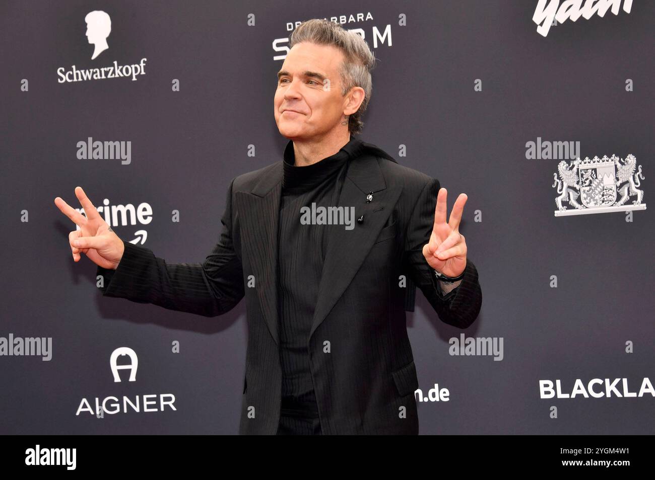 Robbie Williams bei der 76. Bambi-Verleihung 2024 nei den Bavaria Filmstudios. München, 07.11.2024 *** Robbie Williams ai Bambi Awards 76 2024 nei Bavaria Filmstudios Monaco di Baviera, 07 11 2024 foto:XS.xSpöttelx/xFuturexImagex bambi2024_9874 Foto Stock