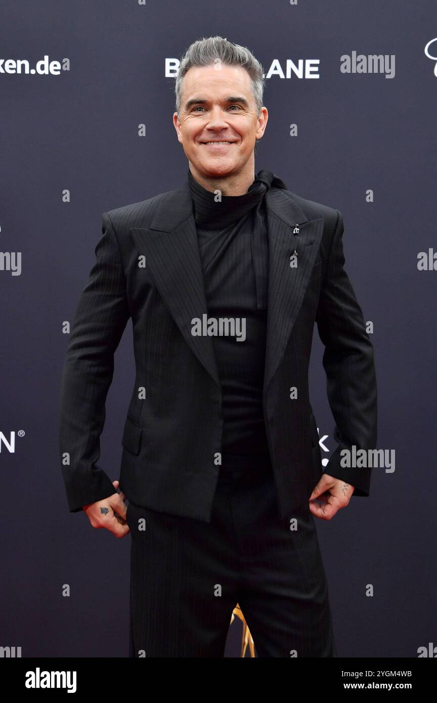 Robbie Williams bei der 76. Bambi-Verleihung 2024 nei den Bavaria Filmstudios. München, 07.11.2024 *** Robbie Williams ai Bambi Awards 76 2024 nei Bavaria Filmstudios Monaco di Baviera, 07 11 2024 foto:XS.xSpöttelx/xFuturexImagex bambi2024_9909 Foto Stock