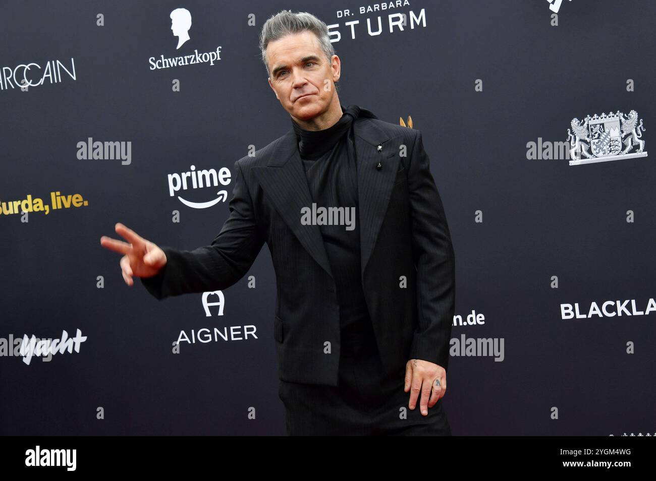 Robbie Williams bei der 76. Bambi-Verleihung 2024 nei den Bavaria Filmstudios. München, 07.11.2024 *** Robbie Williams ai Bambi Awards 76 2024 nei Bavaria Filmstudios Monaco di Baviera, 07 11 2024 foto:XS.xSpöttelx/xFuturexImagex bambi2024_9878 Foto Stock