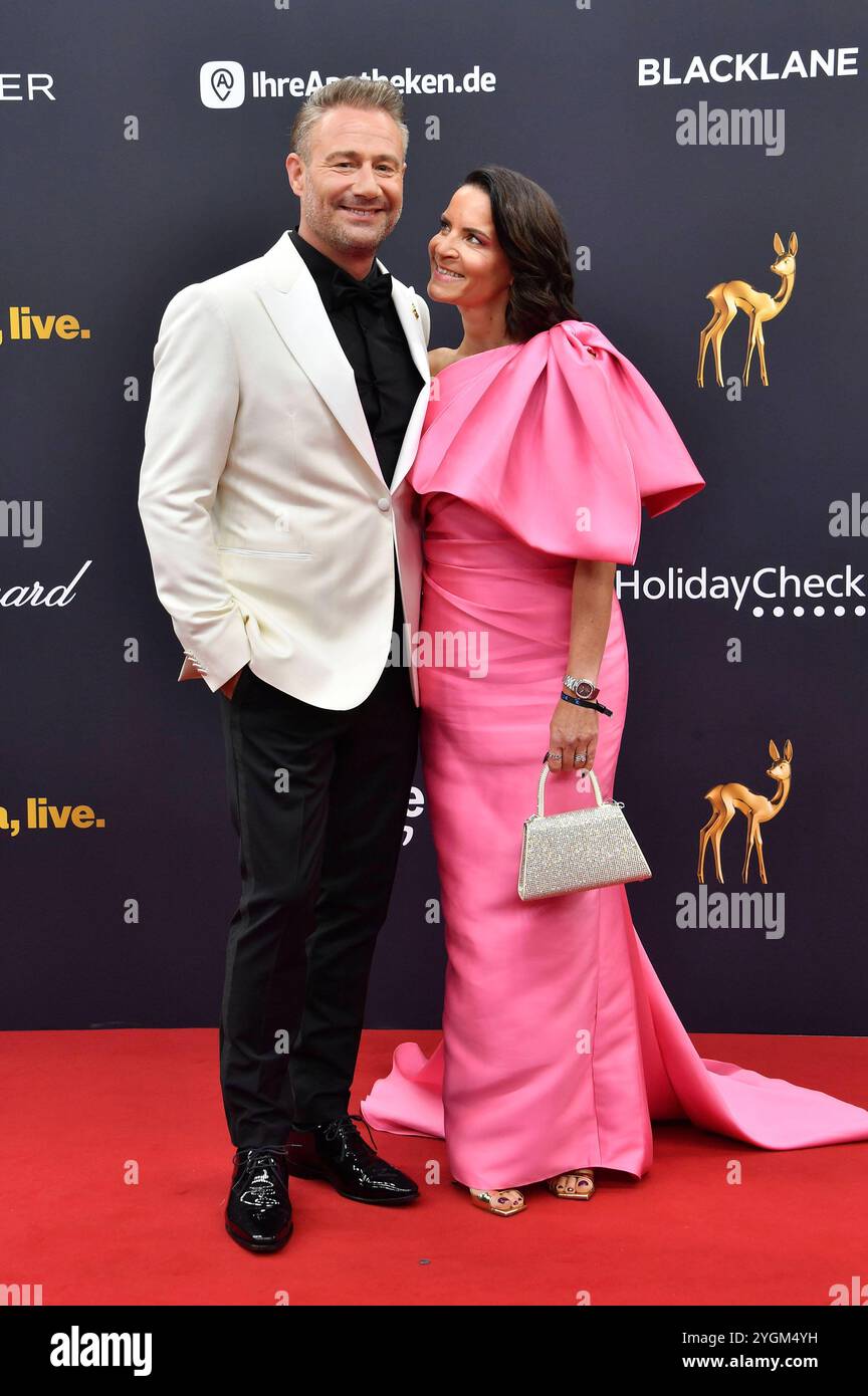 Sasha mit Ehefrau Julia Röntgen bei der 76. Bambi-Verleihung 2024 nei den Bavaria Filmstudios. München, 07.11.2024 *** Sasha con la moglie Julia Röntgen ai Bambi Awards 76 2024 nei Bavaria Filmstudios Monaco di Baviera, 07 11 2024 foto:XS.xSpöttelx/xFuturexImagex bambi2024_9957 Foto Stock