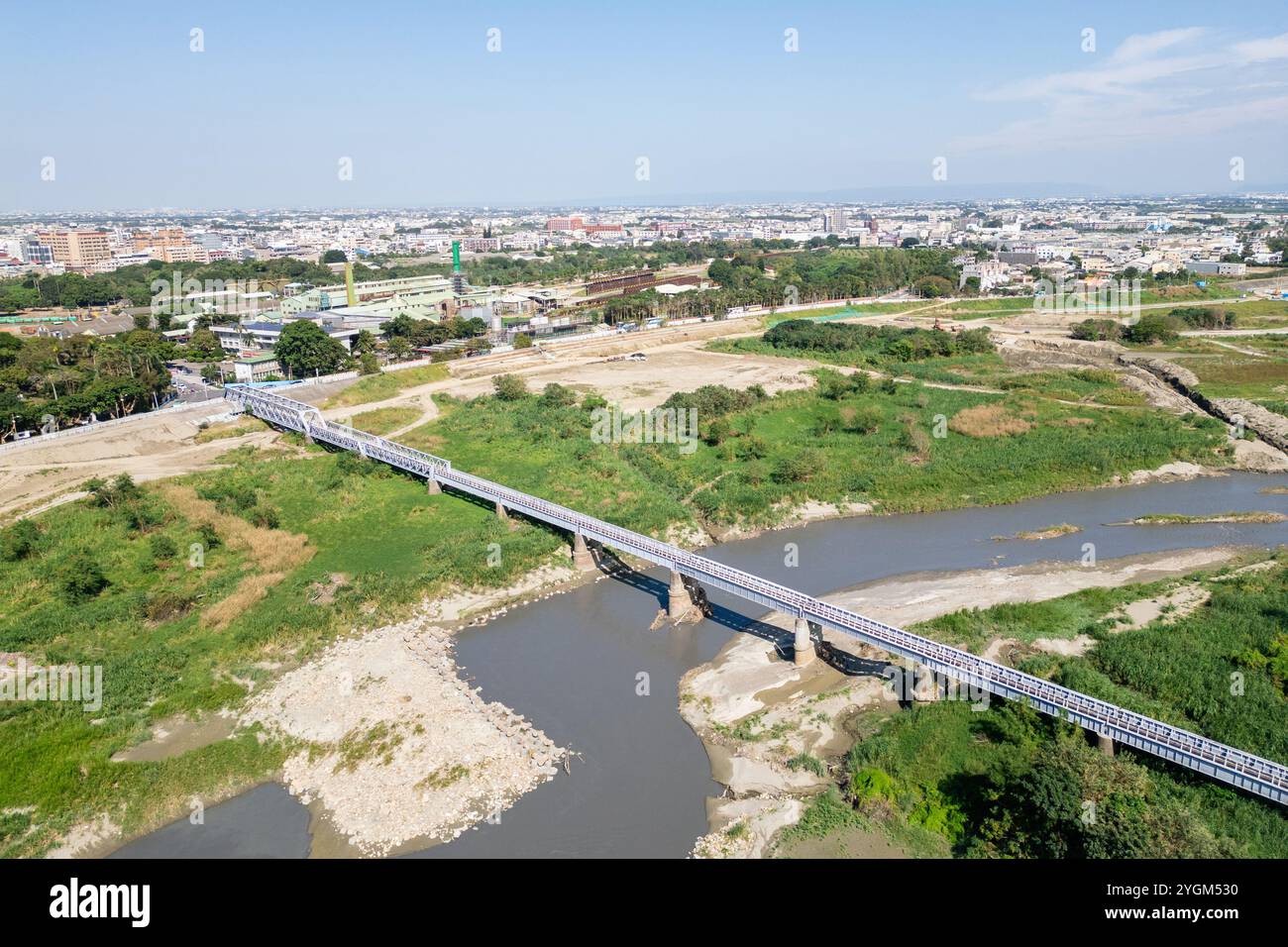 Vista aerea di un ponte in acciaio storico nella cittadina di Huwei, contea di Yunlin, Taiwan Foto Stock