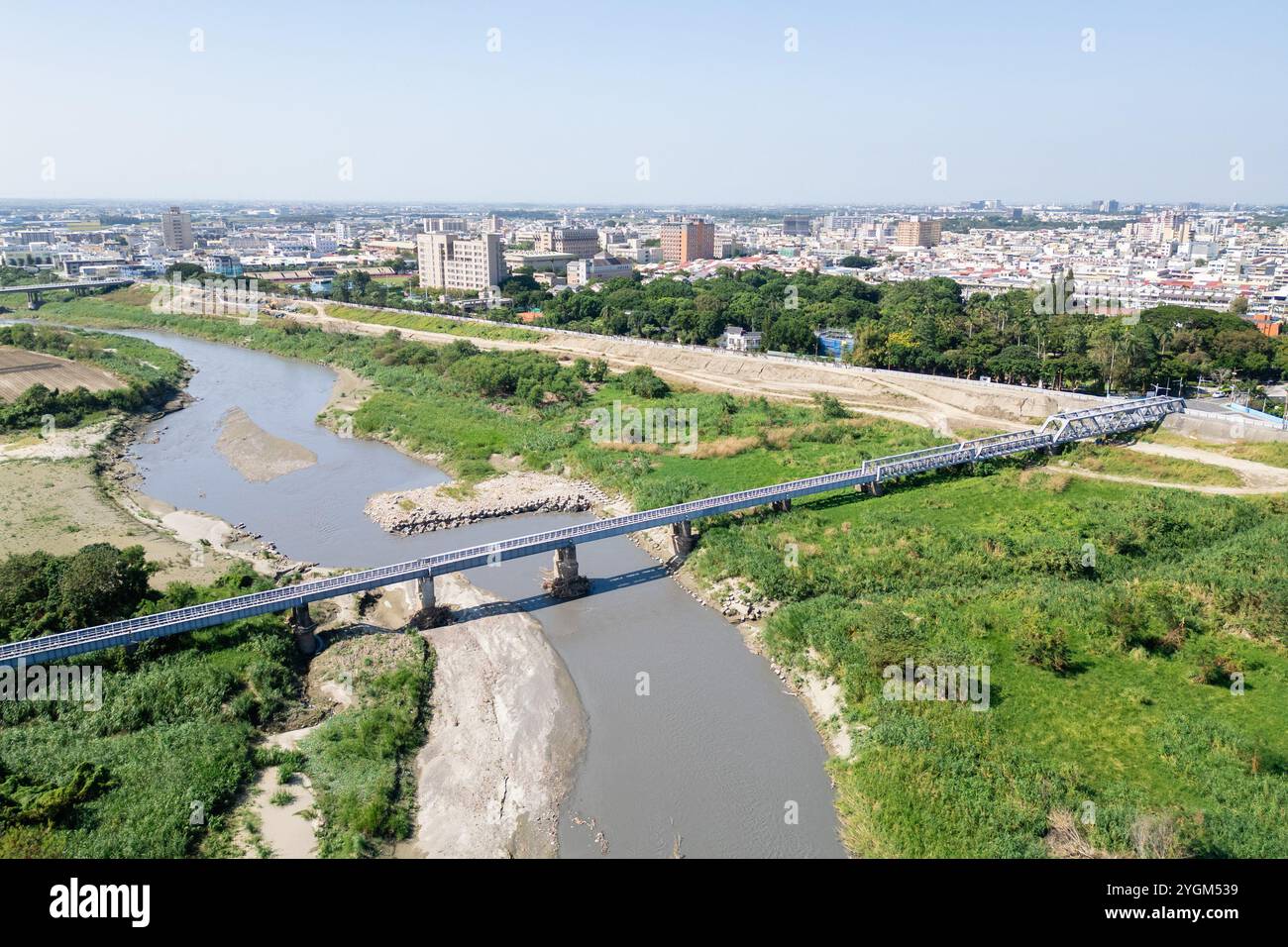 Vista aerea di un ponte in acciaio storico nella cittadina di Huwei, contea di Yunlin, Taiwan Foto Stock
