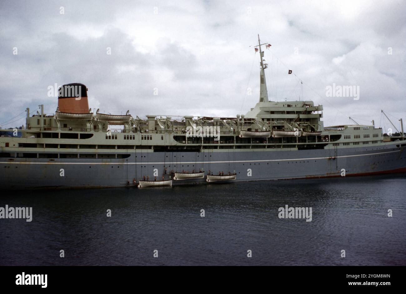 La Southern Cross operava inizialmente sulla rotta Inghilterra-Australia-nuova Zelanda, con passeggeri imbarcati nel Regno Unito per un viaggio attraverso il Canale di Suez verso l'Australia e la nuova Zelanda. Il suo viaggio di ritorno la portava in genere attraverso l'Oceano Pacifico, fermandosi in destinazioni come il Canale di Panama prima di rientrare nel Regno Unito. Questo servizio in tutto il mondo ha permesso ai passeggeri di sperimentare più destinazioni, rendendola un transatlantico unico e preferito della sua epoca. Foto Stock