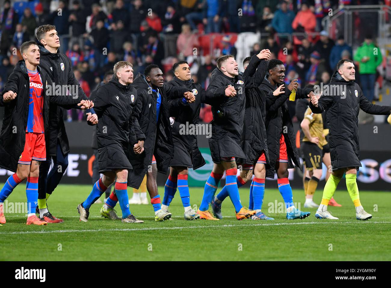 Pilsen, Repubblica Ceca. 7 novembre 2024. I giocatori del Viktoria Plzen celebrano la loro vittoria nel quarto turno di Europa League Viktoria Plzen vs Real Sociedad San Sebastian a Pilsen, Repubblica Ceca, 7 novembre 2024. Crediti: Miroslav Chaloupka/CTK Photo/Alamy Live News Foto Stock