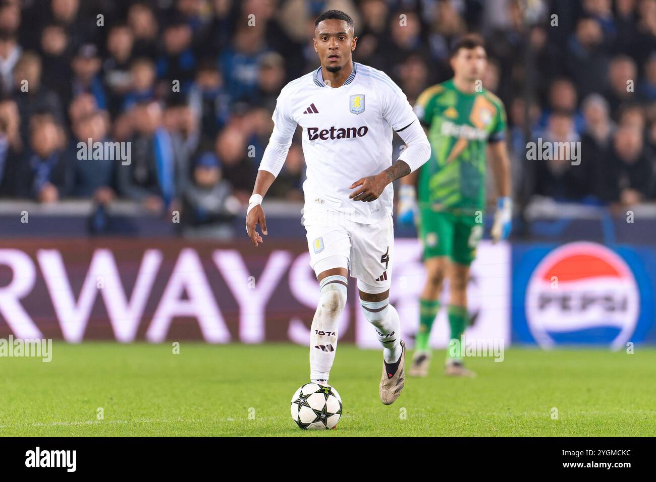 Bruges, Belgio. 6 novembre 2024. BRUGES, BELGIO - 6 NOVEMBRE: Ezri Konsa dell'Aston Villa FC corre con il pallone durante la fase MD4 della UEFA Champions League 2024/25 tra il Club Brugge KV e l'Aston Villa FC a Jan Breydelstadion il 6 novembre 2024 a Bruges, Belgio. (Foto di Joris Verwijst/Orange Pictures) credito: Orange Pics BV/Alamy Live News Foto Stock