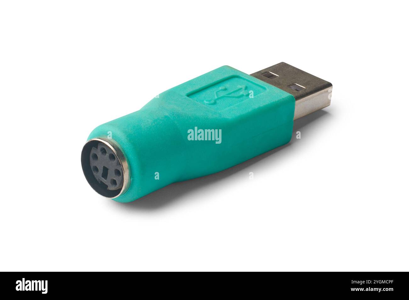 primo piano del convertitore ps2-usb sfondo bianco isolato, piccolo adattatore di colore verde per collegare tastiere e mouse meno recenti alle porte usb moderne Foto Stock