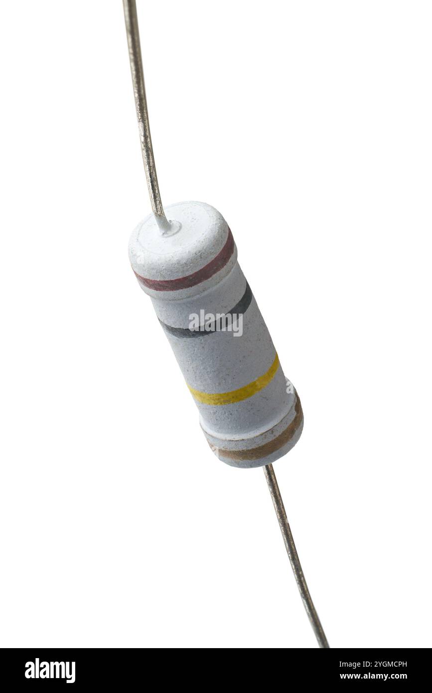 vista macro ravvicinata dello sfondo bianco isolato del resistore, componente elettronico con bande colorate e due conduttori, utilizzato per controllare la tensione Foto Stock