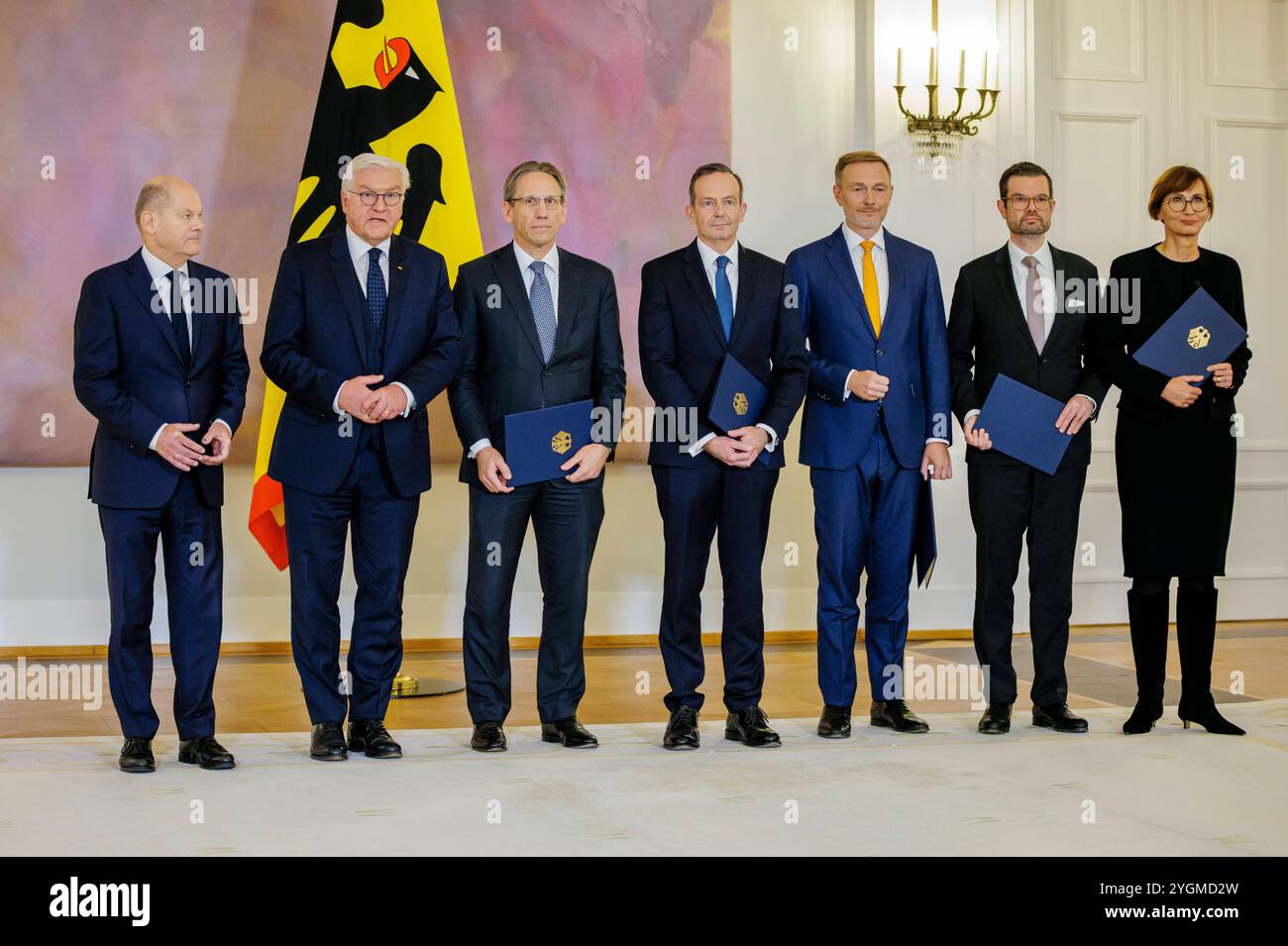 Bundeskanzler Olaf Scholz l-r, SPD, Bundespraesident Frank-Walter Steinmeier, Joerg Kukies SPD, Bundesminister der Finanzen, Volker Wissing, Bundesminister fuer Digitales und Verkehr sowie neuer Bundesminister der Justiz, Christian Lindner FDP, ehemaliger Bundesminister der Finanzen, Marco Buschmann FDP, ehemaliger Bundesminister der Justiz und Bettina Stark-Watzinger FDP, ehemalige Bundesministerin fuer Bildung im Schloss Bellevue, nach der Entach der Minister Erntung der Enlassung. Berlino, 08.10.2024. Berlin Deutschland *** Cancelliere federale Olaf Scholz l r, SPD , Presidente federale fra Foto Stock