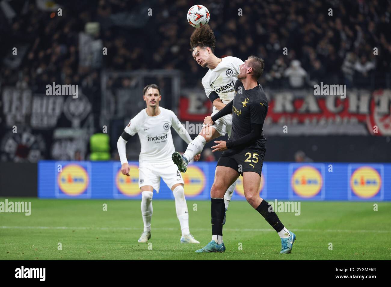 Francoforte, Germania. 7 novembre 2024. UEFA Europa League - Eintracht Frankfurt - SK Slavia Prag am 07.11.2024 im Deutsche Bank Park a Francoforte Arthur Theate (Francoforte 3) im Kopfballduell mit Tomas Chory (SK Slavia Prag 25) foto: Osnapix credito: dpa/Alamy Live News Foto Stock