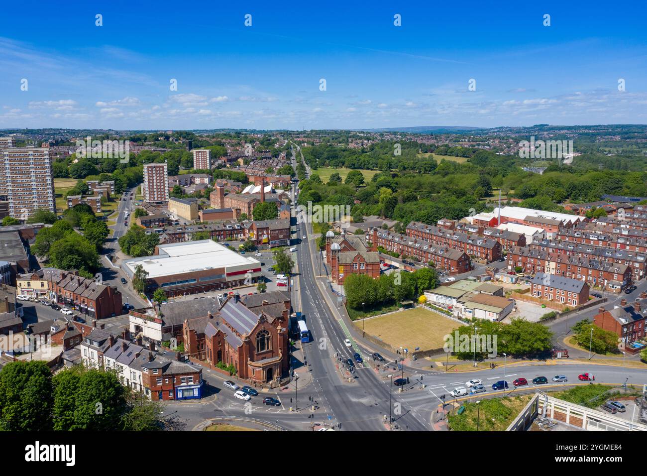 Foto aerea del centro città di Arley a Leeds West Yorkshire in una giornata estiva luminosa e soleggiata che mostra i blocchi di appartamenti e le strade principali che si stanno attraversando Foto Stock