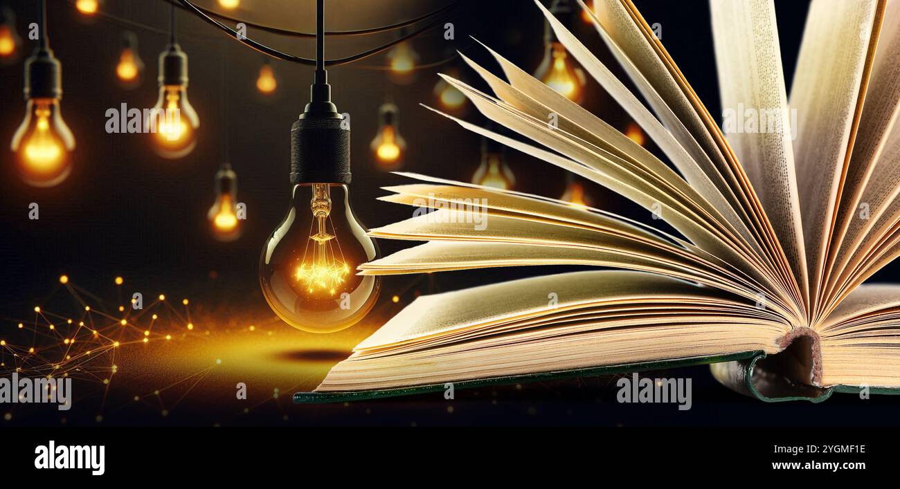 Un libro aperto giace su una superficie scura, circondato da lampadine luminose. Questa immagine evoca creatività, ispirazione e il potere della conoscenza e dell'idea Foto Stock