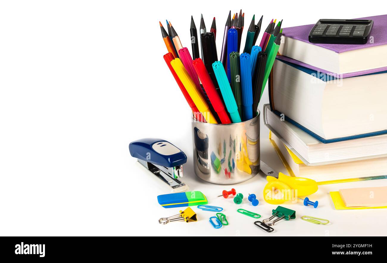 Una collezione di vivaci materiali di consumo per ufficio con cucitrice, graffette, graffette per rilegatura, perni a pressione, gomme, e libri. Foto Stock Una collezione di vivaci materiali di consumo per ufficio con cucitrice, graffette, graffette per rilegatura, perni a pressione, gomme, e libri. Foto Stock