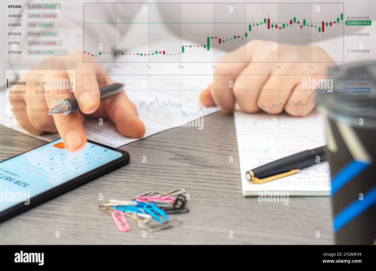 Una persona esamina i dati delle criptovalute su uno smartphone e prende appunti mentre analizza le tendenze di mercato in un ambiente d'ufficio contemporaneo. Foto Stock