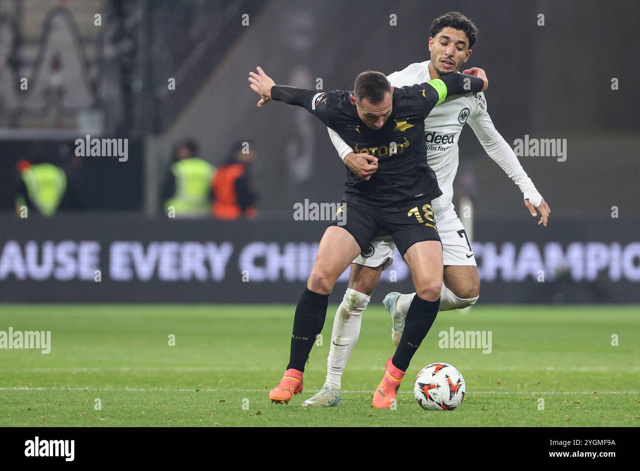 Francoforte, Germania. 7 novembre 2024. UEFA Europa League - Eintracht Frankfurt - SK Slavia Prag am 07.11.2024 im Deutsche Bank Park a Francoforte Omar Marmoush (Francoforte 7) gegen Jan Boril (SK Slavia Prag 18) foto: Osnapix credito: dpa/Alamy Live News Foto Stock