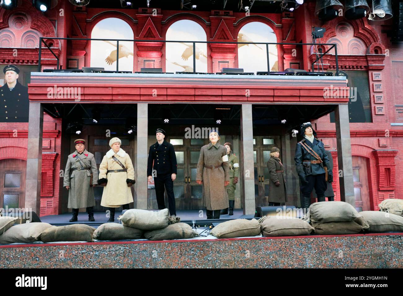 Gli attori hanno tenuto un evento di performance su un palcoscenico temporaneo allestito nella Piazza Rossa. Mosca, Russia.7 novembre 2024. La Russia tiene una mostra all'aperto sulla Piazza Rossa di Mosca per commemorare la parata militare della Piazza Rossa sovietica del 1941 il 7 novembre. Credito: Tian Bing/China News Service/Alamy Live News Foto Stock
