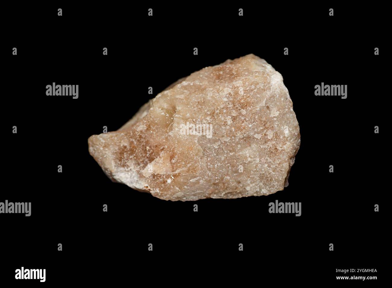 Minerale naturale di pirofillite ruvida su sfondo scuro, rocce ricche di alluminio Foto Stock