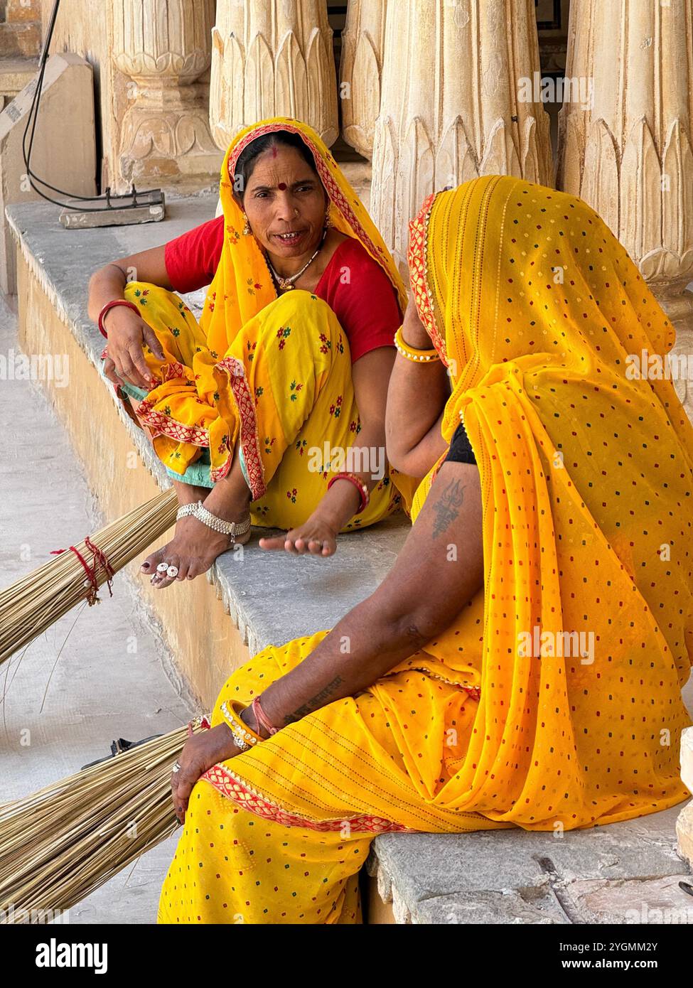 Signore indiane che indossano abiti tradizionali, del Rajasthan, India - Immagine stock catturata con smartphone