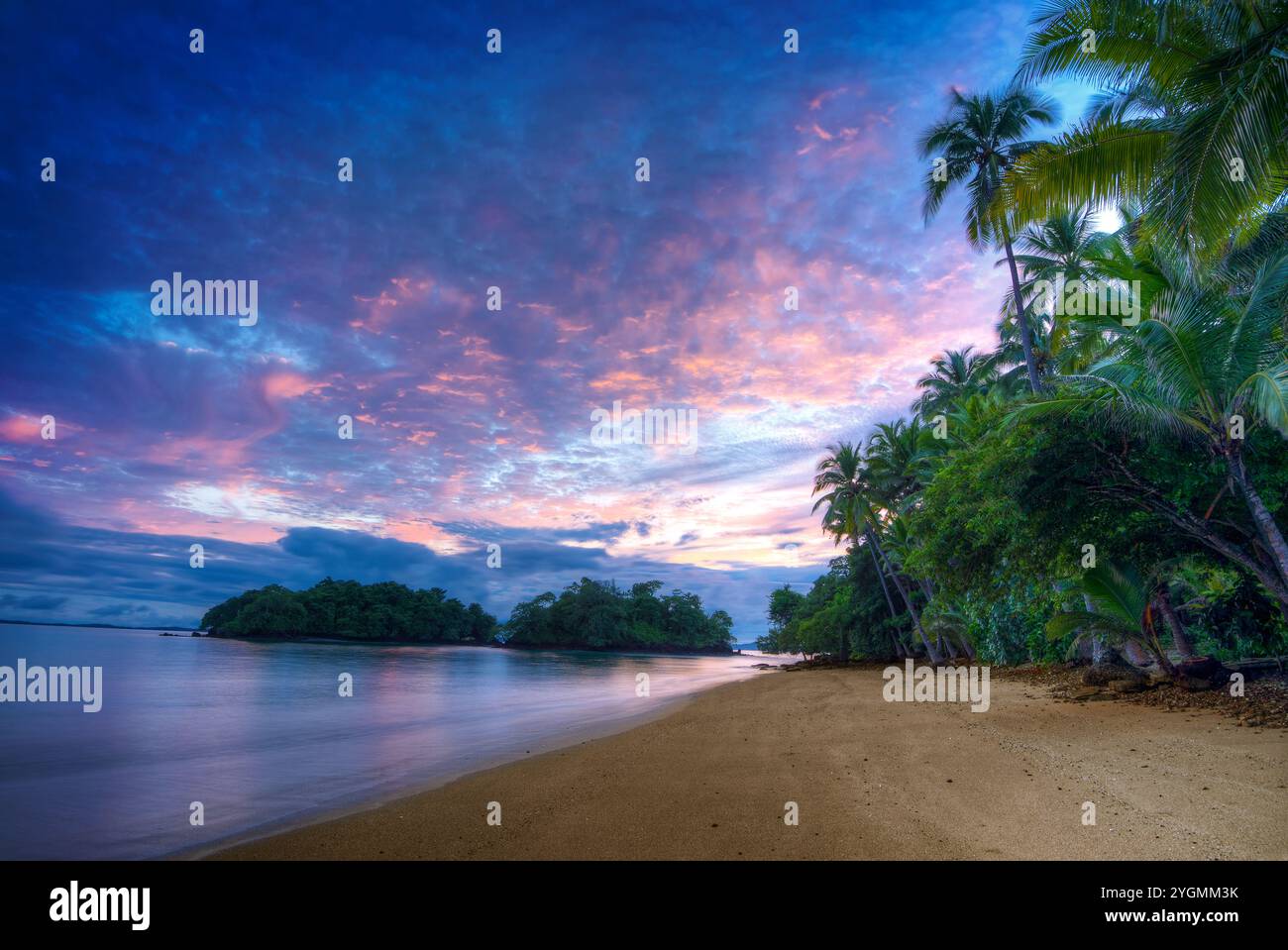 Alba a Pacific Beach nell'arcipelago di Las Perlas, spiaggia di ghiaia e sabbia che si affaccia sull'oceano pacifico, Panama, America centrale - foto stock Foto Stock