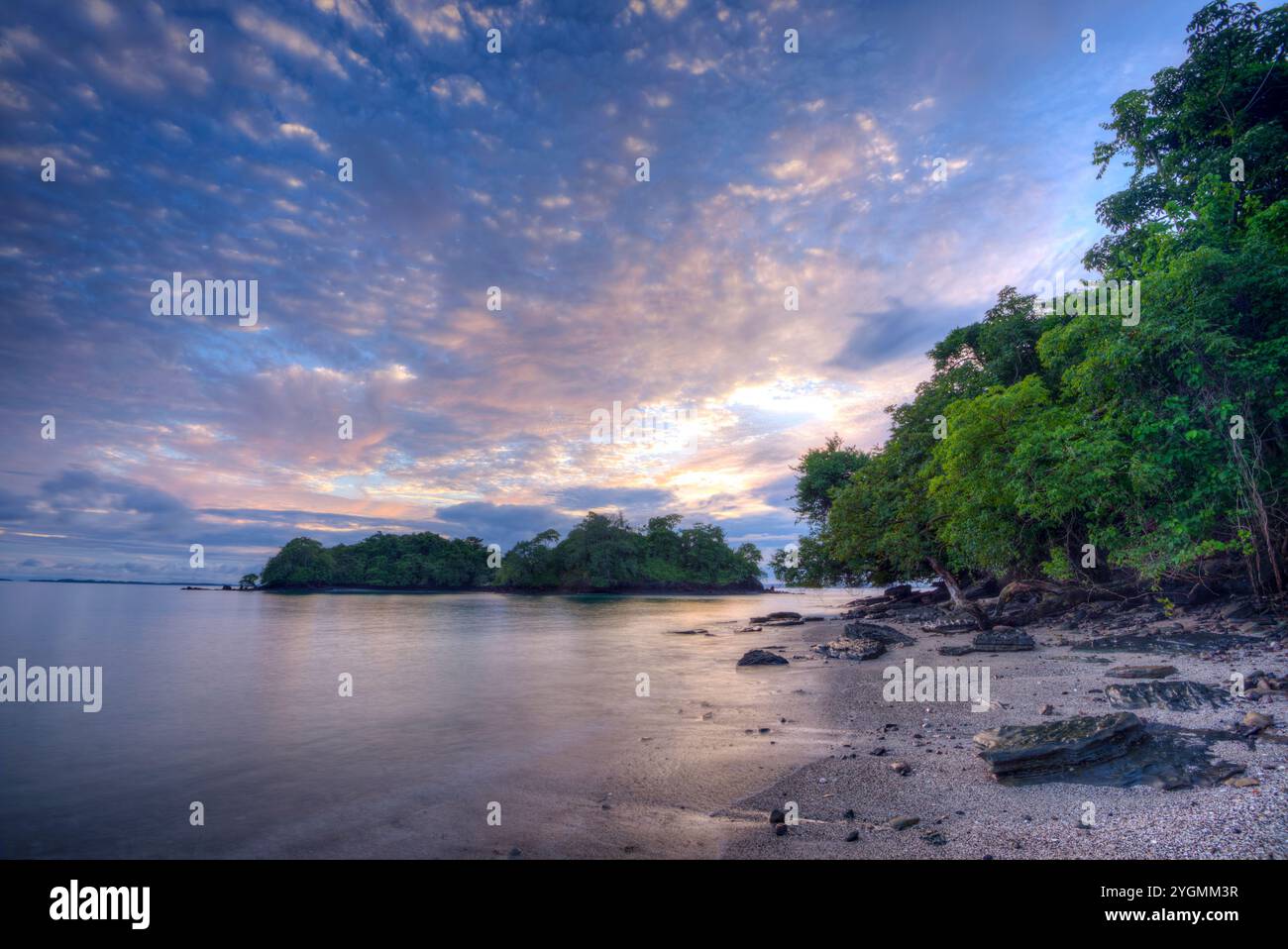 Alba a Pacific Beach nell'arcipelago di Las Perlas, spiaggia di ghiaia e sabbia che si affaccia sull'oceano pacifico, Panama, America centrale - foto stock Foto Stock