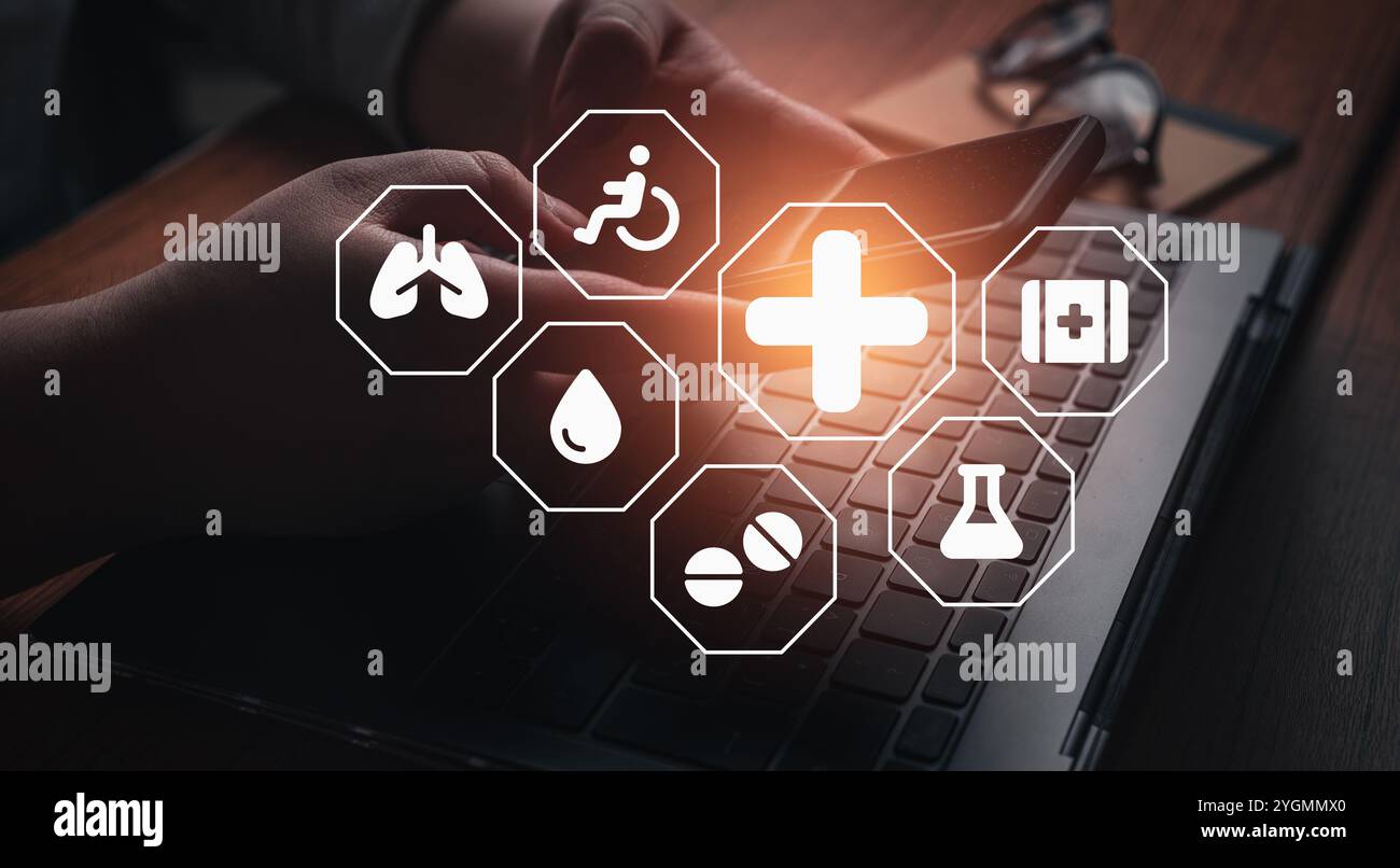 Donna uso computer portatile con interfaccia ologramma di assicurazione medica. Concetto medico di assistenza sanitaria familiare. Foto Stock