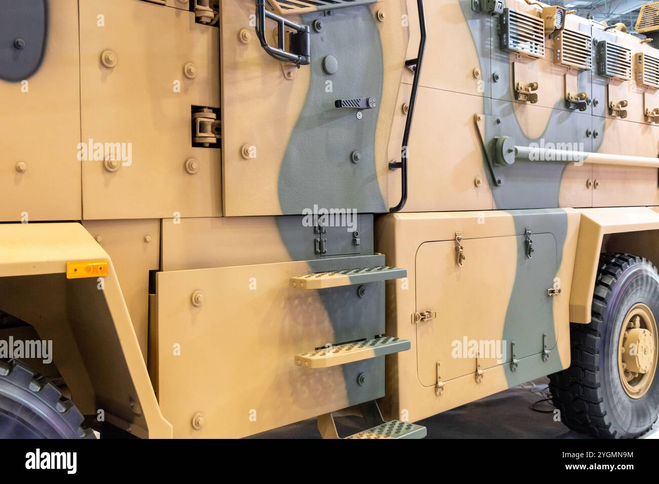 Camion blindato militare con motivo e colore mimetico. Guerra e industria della difesa Foto Stock