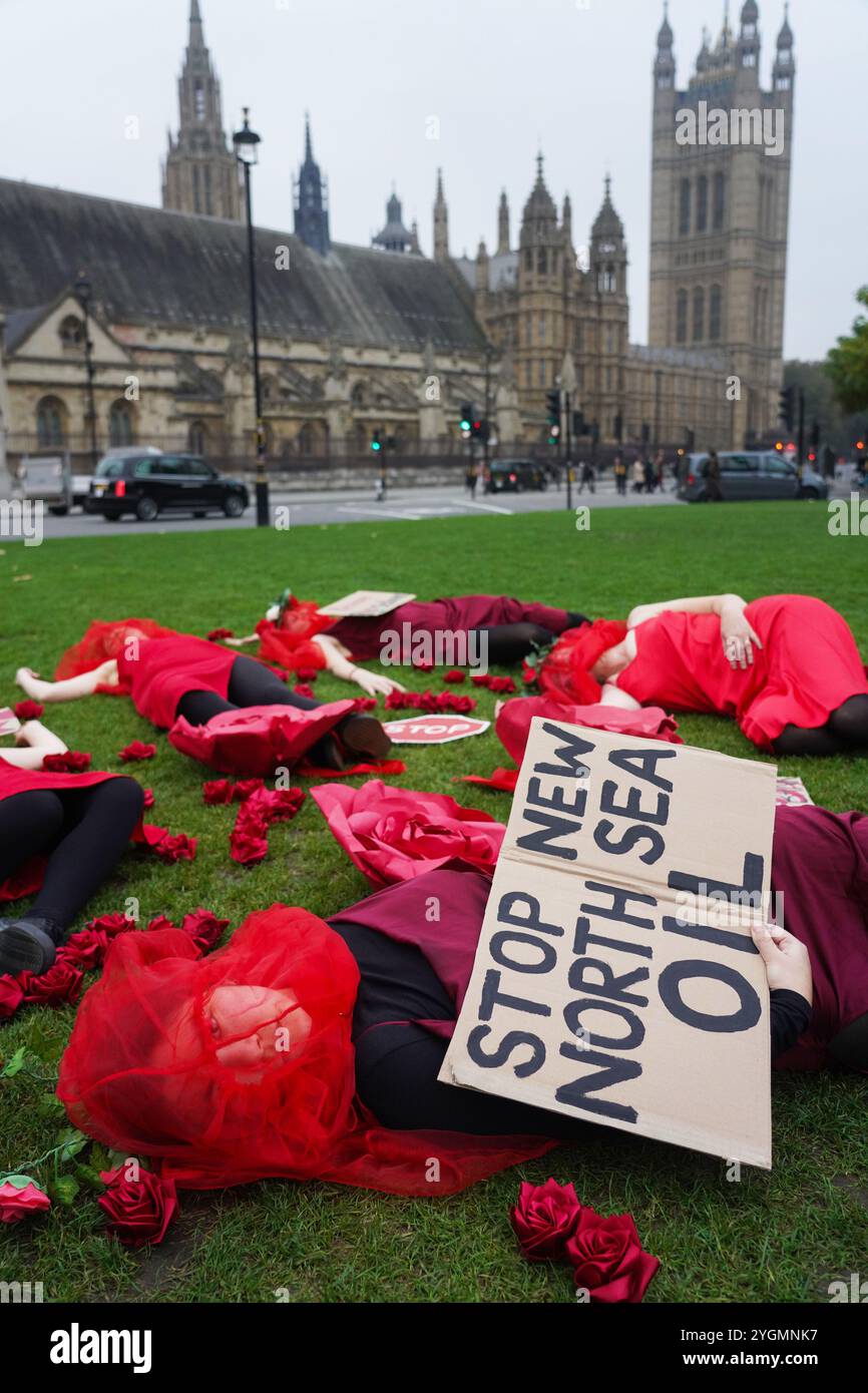 Londra, Regno Unito. 8 novembre 2024. Gli attivisti per il clima Fossil Free London mettono in scena un morto fuori dalle Houses of Parliament per chiedere al governo di fermare il giacimento petrolifero di Rosebank. La decisione di approvare questo giacimento petrolifero è stata contestata da upLIFT e Greenpeace nella Corte di sessione, la suprema corte civile scozzese, a partire dal 12 novembre 2024. Foto Stock