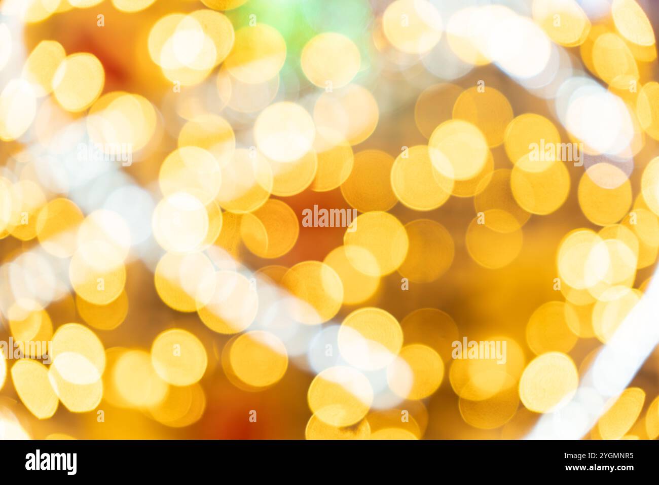 eleganti luci dorate e sfocate sullo sfondo delle vacanze natalizie. festa bella Foto Stock