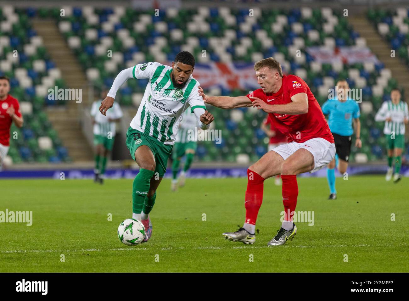 Belfast, Irlanda del Nord. 7 novembre 2024. Willem Geubbels viaggia con la palla durante la partita della UEFA Conference League tra Larne e FC St Gallen allo stadio nazionale di Windsor Park. Crediti: Connor Douglas/Alamy Live News Foto Stock