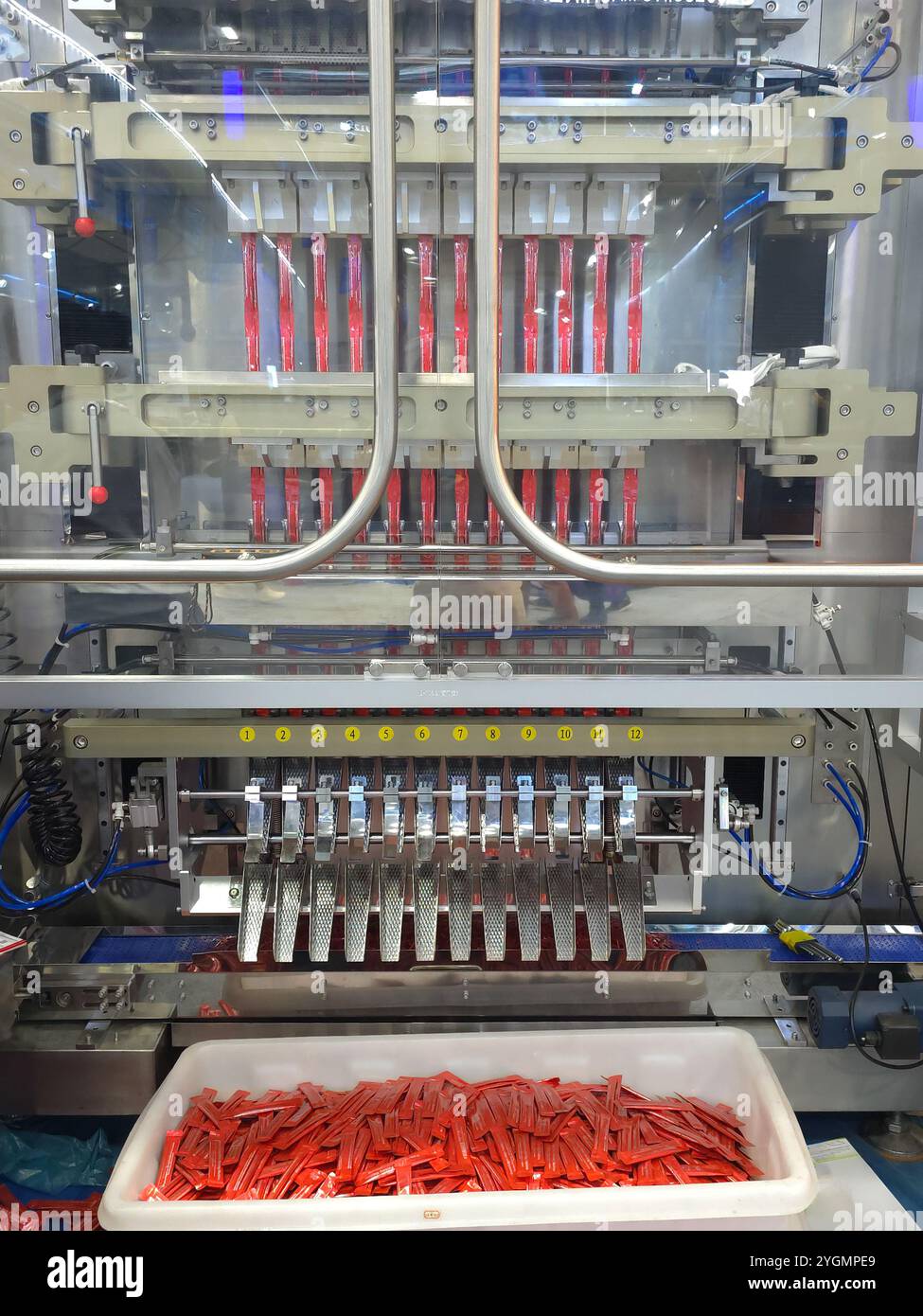 Salsa, caffè in polvere, bustina di spezie sigillatura verticale automatica e macchina per il confezionamento Foto Stock