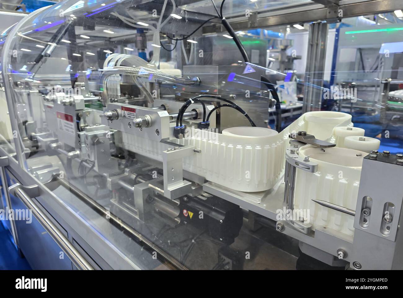 Macchina per imballaggio blister. Macchina di riempimento e sigillatura. Industria alimentare e farmaceutica Foto Stock