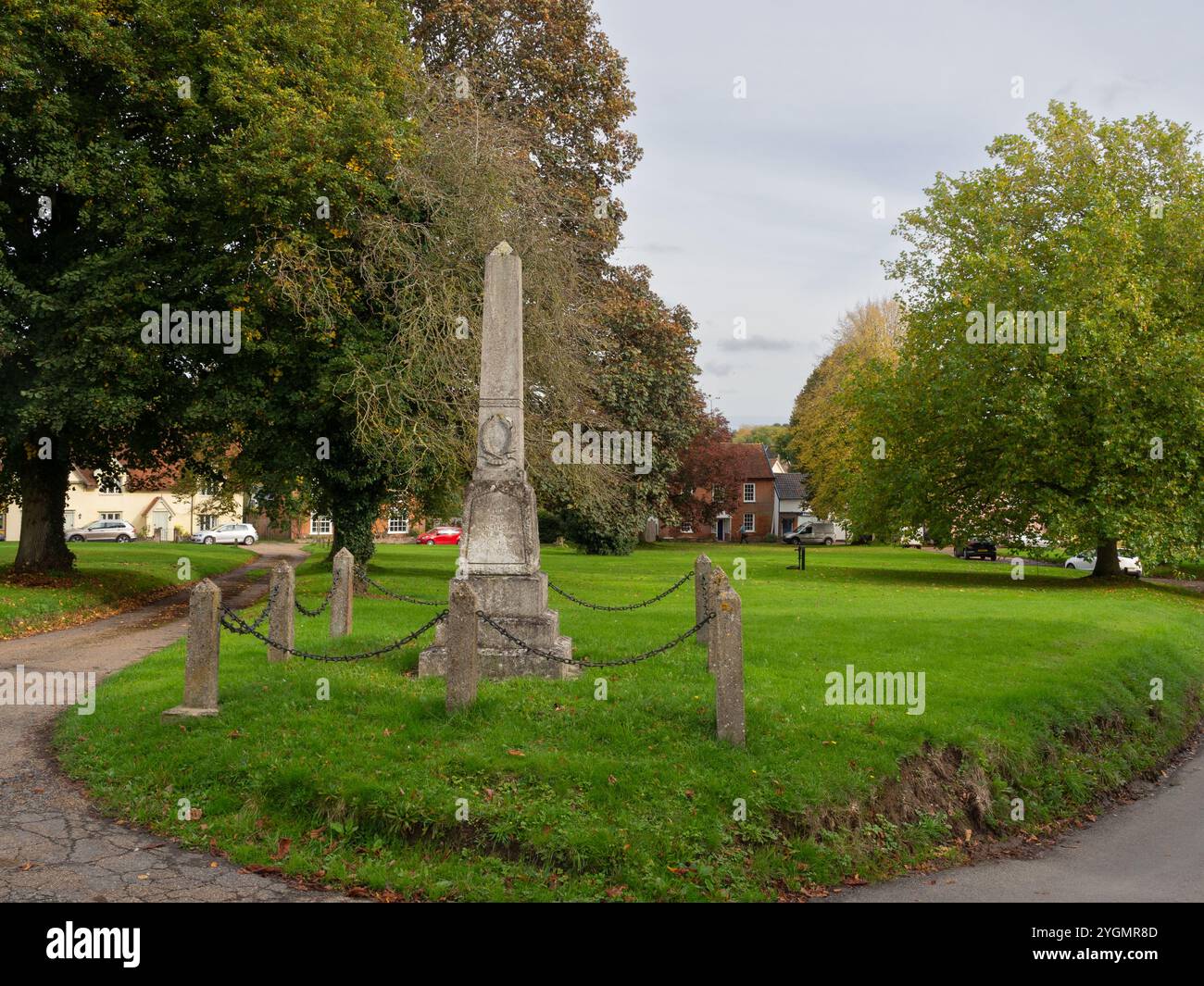Portland Stone War Memorial nel verde del villaggio, Hartest, Suffolk, Regno Unito; dedicato ai caduti della prima guerra mondiale Foto Stock