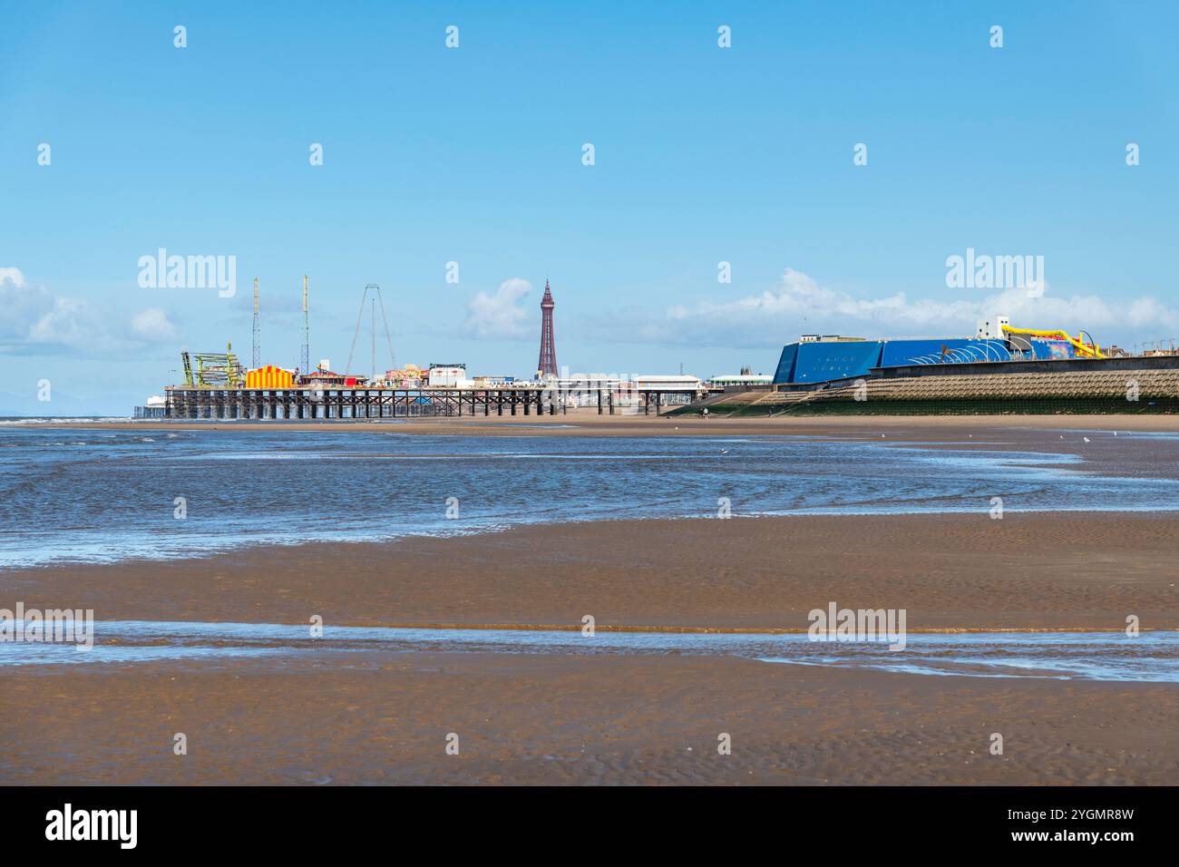 Una giornata limpida e soleggiata nella località balneare di Blackpool sulla costa del Lancashire, Inghilterra nordoccidentale. Foto Stock