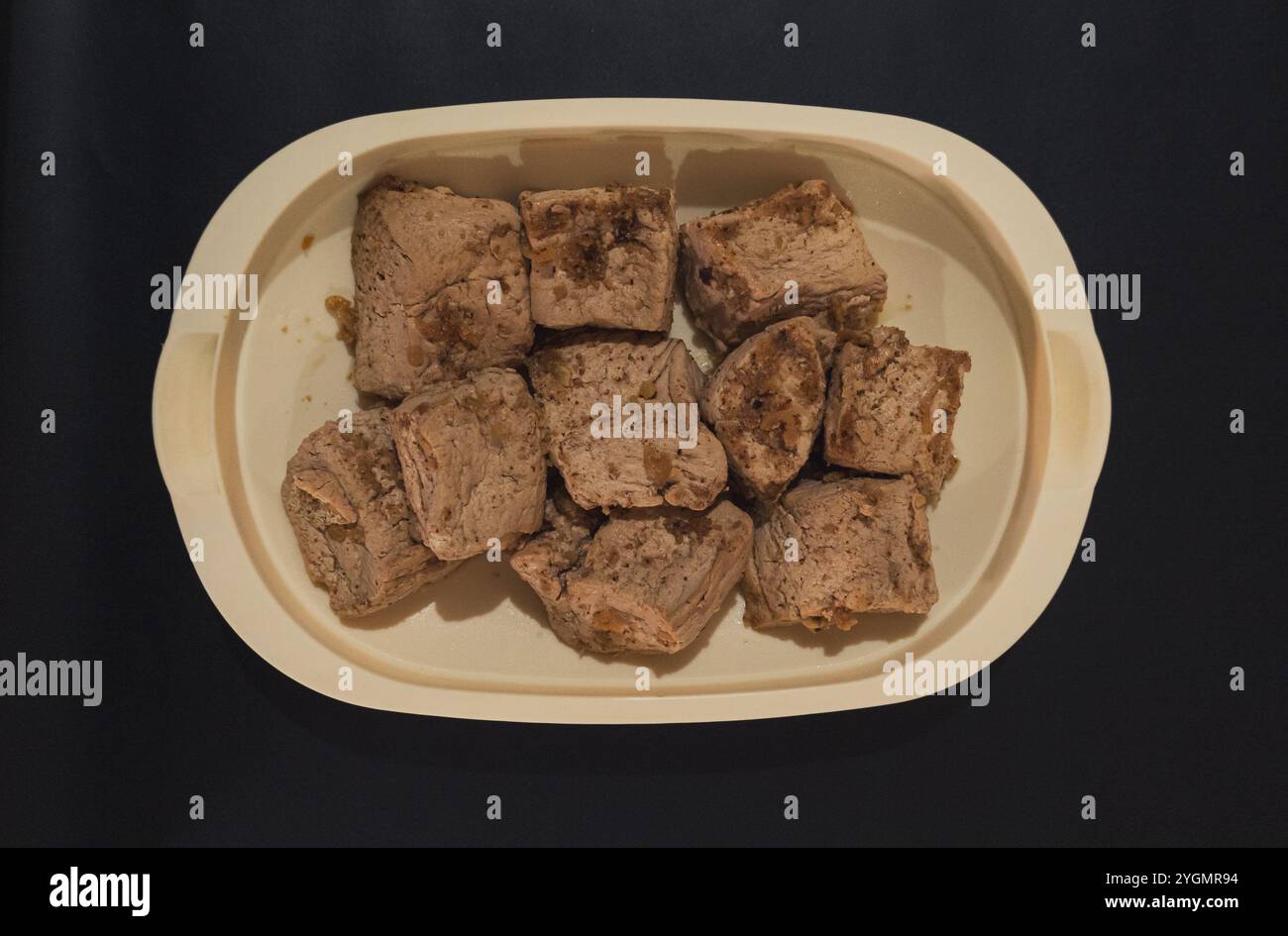 una porzione di tofu che è stata lavorata e può essere mangiata direttamente o fritta. il tofu è un alimento sano e ha un alto contenuto proteico Foto Stock